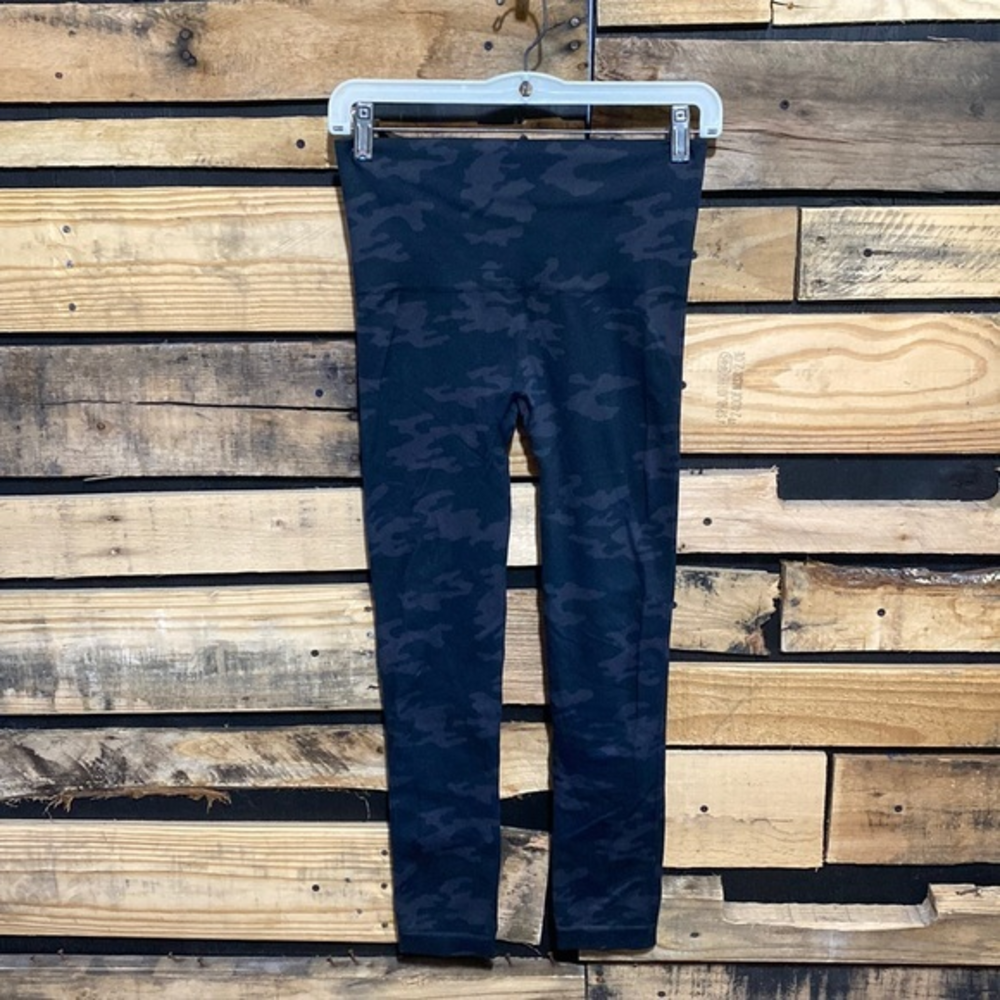 SPANX‎ Look at Me Now Seamless Cropped Leggings In Black Camo Size Medium